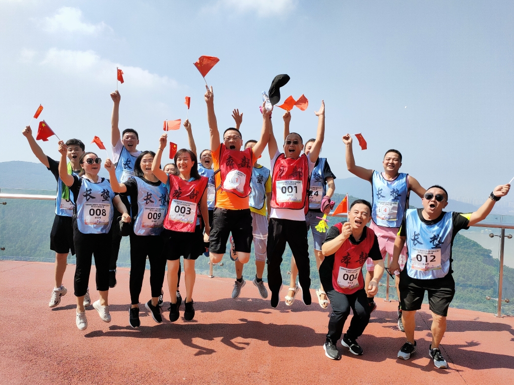 9月22日，，股份公司开展“登高望远贺双节 沐浴党恩庆百年”爬山角逐活动、