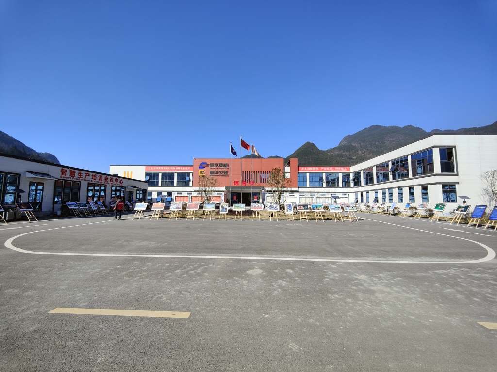 2022年11月14日，，，重庆1xBET公路建设史上摄影展首次走进建设工地——巫云开公司组织“贯彻落实党的二十大精神 起劲开创巫云开建设新时势——巫云开1xBET摄影巡展”。。 (1)