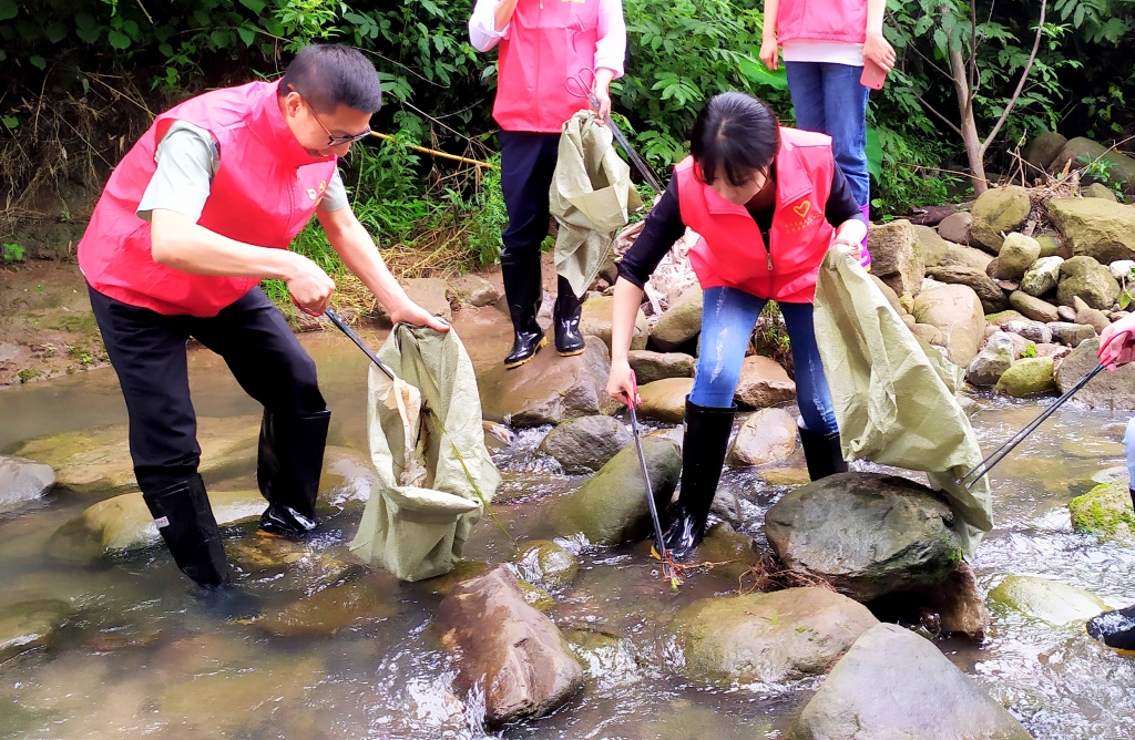 5.27日，为了提倡“人与自然协调共生”，天城治理中心党支部与天城镇诗仙社区党支部开展共建活动，组织青年党员自愿者前往万州区天城镇永生河流域周围整理 ( (5)